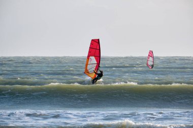 İtalya, Sicilya, Akdeniz, Marina di Ragusa (Ragusa ili); 7 Aralık 2021, denizde sörfçüler - EDITORIAL