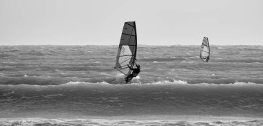 İtalya, Sicilya, Akdeniz, Marina di Ragusa (Ragusa ili); 7 Aralık 2021, denizde sörfçüler - EDITORIAL