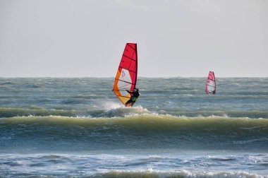 İtalya, Sicilya, Akdeniz, Marina di Ragusa (Ragusa ili); 7 Aralık 2021, denizde sörfçüler - EDITORIAL