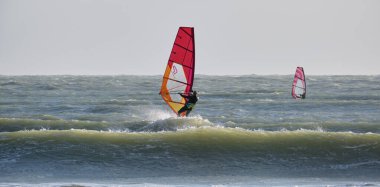 İtalya, Sicilya, Akdeniz, Marina di Ragusa (Ragusa ili); 7 Aralık 2021, denizde sörfçüler - EDITORIAL