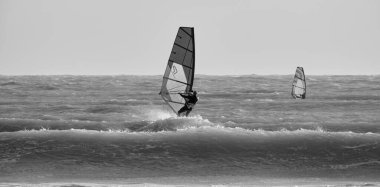 İtalya, Sicilya, Akdeniz, Marina di Ragusa (Ragusa ili); 7 Aralık 2021, denizde sörfçüler - EDITORIAL