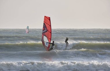 İtalya, Sicilya, Akdeniz, Marina di Ragusa (Ragusa ili); 7 Aralık 2021, denizde sörfçüler - EDITORIAL