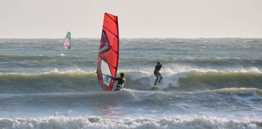 İtalya, Sicilya, Akdeniz, Marina di Ragusa (Ragusa ili); 7 Aralık 2021, denizde sörfçüler - EDITORIAL