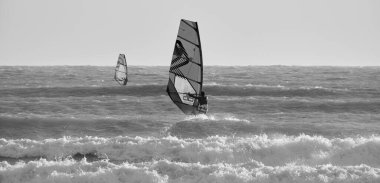 İtalya, Sicilya, Akdeniz, Marina di Ragusa (Ragusa ili); 7 Aralık 2021, denizde sörfçüler - EDITORIAL