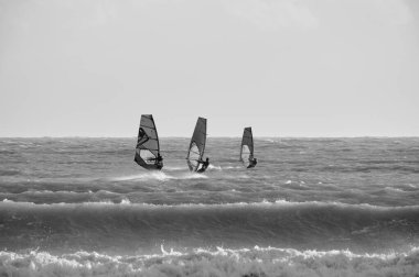 İtalya, Sicilya, Akdeniz, Marina di Ragusa (Ragusa ili); 7 Aralık 2021, denizde sörfçüler - EDITORIAL