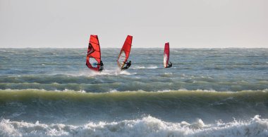 İtalya, Sicilya, Akdeniz, Marina di Ragusa (Ragusa ili); 7 Aralık 2021, denizde sörfçüler - EDITORIAL