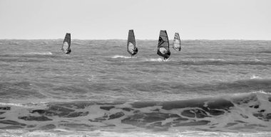 İtalya, Sicilya, Akdeniz, Marina di Ragusa (Ragusa ili); 7 Aralık 2021, denizde sörfçüler - EDITORIAL