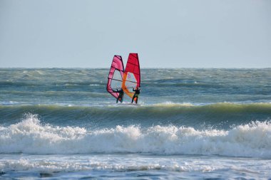 İtalya, Sicilya, Akdeniz, Marina di Ragusa (Ragusa ili); 7 Aralık 2021, denizde sörfçüler - EDITORIAL