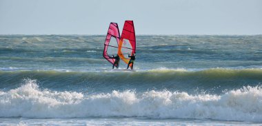 İtalya, Sicilya, Akdeniz, Marina di Ragusa (Ragusa ili); 7 Aralık 2021, denizde sörfçüler - EDITORIAL