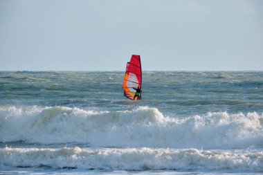 İtalya, Sicilya, Akdeniz, Marina di Ragusa (Ragusa ili); 7 Aralık 2021, denizde sörfçüler - EDITORIAL