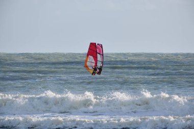 İtalya, Sicilya, Akdeniz, Marina di Ragusa (Ragusa ili); 7 Aralık 2021, denizde sörfçüler - EDITORIAL