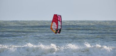 İtalya, Sicilya, Akdeniz, Marina di Ragusa (Ragusa ili); 7 Aralık 2021, denizde sörfçüler - EDITORIAL