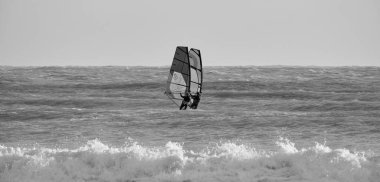 İtalya, Sicilya, Akdeniz, Marina di Ragusa (Ragusa ili); 7 Aralık 2021, denizde sörfçüler - EDITORIAL