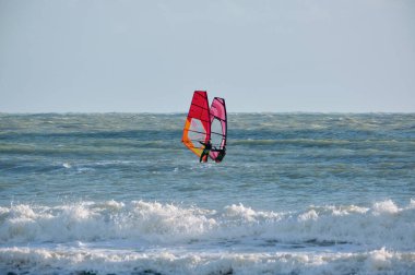 İtalya, Sicilya, Akdeniz, Marina di Ragusa (Ragusa ili); 7 Aralık 2021, denizde sörfçüler - EDITORIAL