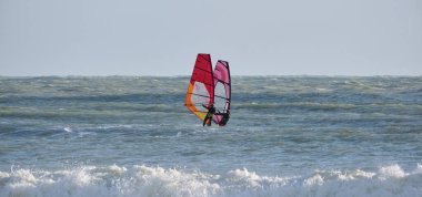 İtalya, Sicilya, Akdeniz, Marina di Ragusa (Ragusa ili); 7 Aralık 2021, denizde sörfçüler - EDITORIAL