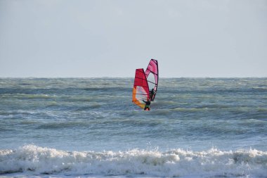 İtalya, Sicilya, Akdeniz, Marina di Ragusa (Ragusa ili); 7 Aralık 2021, denizde sörfçüler - EDITORIAL