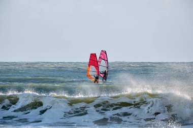 İtalya, Sicilya, Akdeniz, Marina di Ragusa (Ragusa ili); 7 Aralık 2021, denizde sörfçüler - EDITORIAL