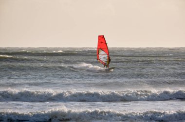 İtalya, Sicilya, Akdeniz, Marina di Ragusa (Ragusa ili); 7 Aralık 2021, denizde sörfçü - EDITORIAL