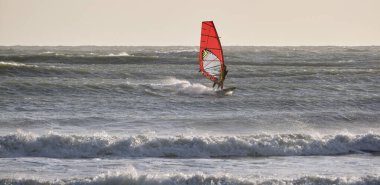 İtalya, Sicilya, Akdeniz, Marina di Ragusa (Ragusa ili); 7 Aralık 2021, denizde sörfçü - EDITORIAL