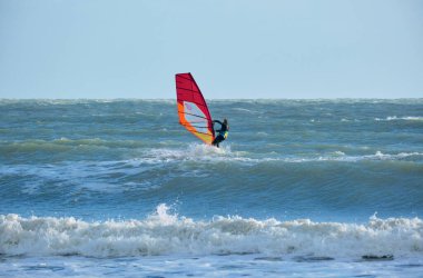 İtalya, Sicilya, Akdeniz, Marina di Ragusa (Ragusa ili); 7 Aralık 2021, denizde sörfçü - EDITORIAL