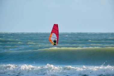 İtalya, Sicilya, Akdeniz, Marina di Ragusa (Ragusa ili); 7 Aralık 2021, denizde sörfçü - EDITORIAL