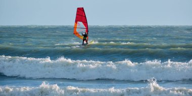 İtalya, Sicilya, Akdeniz, Marina di Ragusa (Ragusa ili); 7 Aralık 2021, denizde sörfçü - EDITORIAL