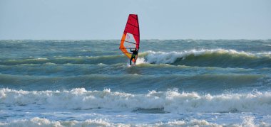 İtalya, Sicilya, Akdeniz, Marina di Ragusa (Ragusa ili); 7 Aralık 2021, denizde sörfçü - EDITORIAL