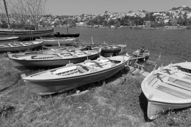 İtalya, Sicilya, Messina, Ganzirri kasabası; 27 Mart 2011, Ganzirri gölünde ahşap balıkçı tekneleri ve bir balıkçı - EDITORIAL