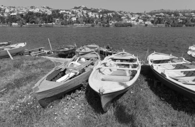 İtalya, Sicilya, Messina, Ganzirri kasabası, tahta balıkçı tekneleri ve Ganzirri gölünde bir balıkçı.
