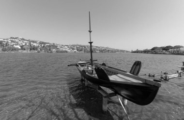 İtalya, Sicilya, Messina, Ganzirri kasabası Ganzirri gölünde ahşap balıkçı teknesi