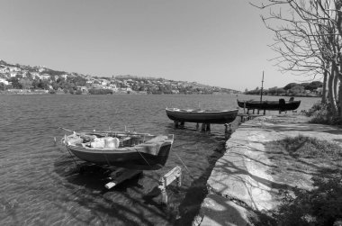 İtalya, Sicilya, Messina, Ganzirri kasabası Ganzirri gölünde ahşap balıkçı tekneleri