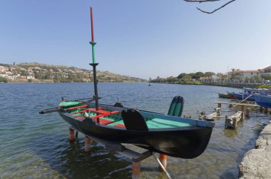 İtalya, Sicilya, Messina, Ganzirri kasabası Ganzirri gölünde ahşap balıkçı tekneleri