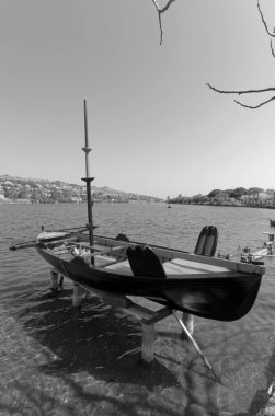 İtalya, Sicilya, Messina, Ganzirri kasabası Ganzirri gölünde ahşap balıkçı teknesi