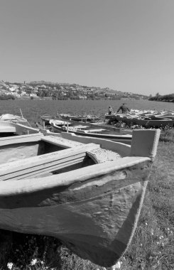 İtalya, Sicilya, Messina, Ganzirri kasabası Ganzirri Gölü 'nde ahşap balıkçı tekneleri ve balıkçılar