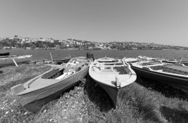 İtalya, Sicilya, Messina, Ganzirri kasabası; Ganzirri Gölü kıyısında ahşap balıkçı tekneleri ve balıkçılar