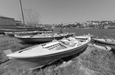 İtalya, Sicilya, Messina, Ganzirri kasabası; Ganzirri Gölü kıyısında ahşap balıkçı tekneleri ve balıkçılar