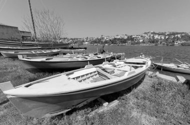 İtalya, Sicilya, Messina, Ganzirri kasabası; 27 Mart 2011, Ganzirri Gölü kıyısında ahşap balıkçı tekneleri ve balıkçılar - EDITORIAL