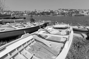 İtalya, Sicilya, Messina, Ganzirri kasabası; 27 Mart 2011, Ganzirri Gölü kıyısında ahşap balıkçı tekneleri ve balıkçılar - EDITORIAL