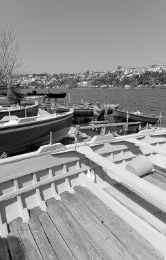 İtalya, Sicilya, Messina, Ganzirri kasabası; 27 Mart 2011, Ganzirri Gölü kıyısında ahşap balıkçı tekneleri ve balıkçılar - EDITORIAL