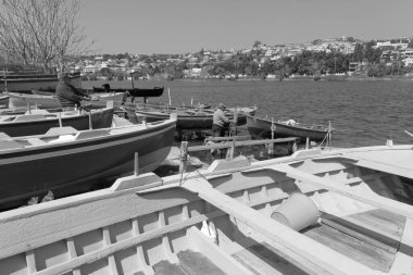 İtalya, Sicilya, Messina, Ganzirri kasabası; 27 Mart 2011, Ganzirri Gölü kıyısında ahşap balıkçı tekneleri ve balıkçılar - EDITORIAL