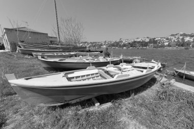 İtalya, Sicilya, Messina, Ganzirri kasabası; 27 Mart 2011, Ganzirri Gölü kıyısında ahşap balıkçı tekneleri ve balıkçılar - EDITORIAL