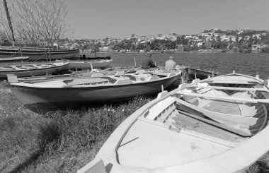 İtalya, Sicilya, Messina, Ganzirri kasabası; Ganzirri Gölü kıyısında ahşap balıkçı tekneleri ve balıkçılar