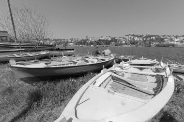 İtalya, Sicilya, Messina, Ganzirri kasabası; Ganzirri Gölü kıyısında ahşap balıkçı tekneleri ve balıkçılar