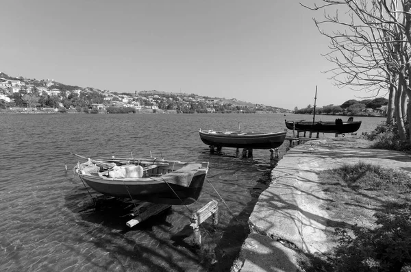 İtalya, Sicilya, Messina, Ganzirri kasabası Ganzirri gölünde ahşap balıkçı tekneleri