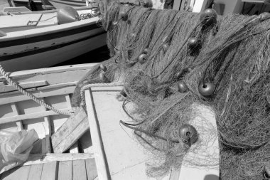 İtalya, Sicilya, Messina, Ganzirri kasabası, sahilde balıkçı tekneleri ve ağları.