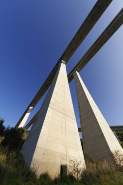 İtalya, Sicilya, Messina vilayeti, otoyol üstgeçidi beton sütunlar