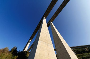 İtalya, Sicilya, Messina vilayeti, otoyol üstgeçidi beton sütunlar