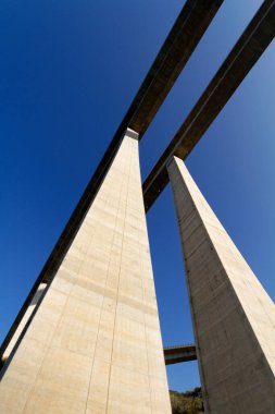 İtalya, Sicilya, Messina vilayeti, otoyol üstgeçidi beton sütunlar
