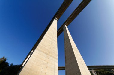 İtalya, Sicilya, Messina vilayeti, otoyol üstgeçidi beton sütunlar