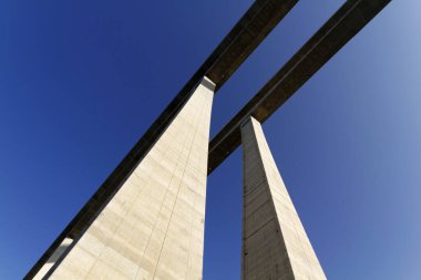 İtalya, Sicilya, Messina vilayeti, otoyol üstgeçidi beton sütunlar